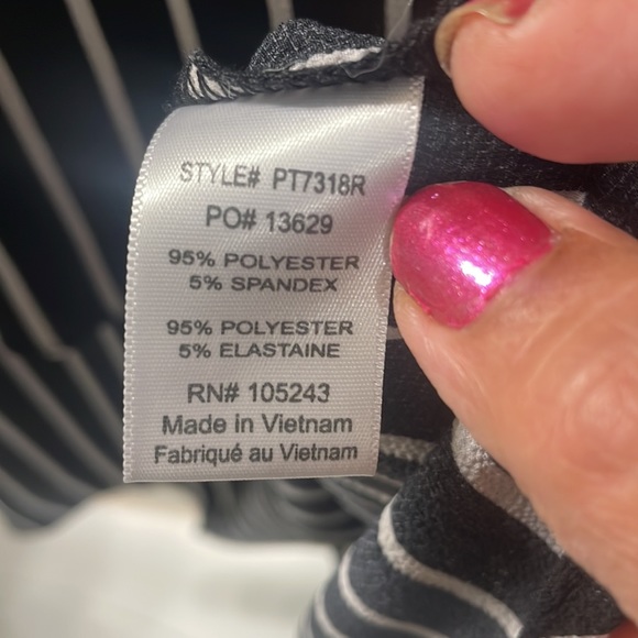 Bobeau Petite Large Black and White Open shoulder top . NEW no tags Never worn - Picture 5 of 5